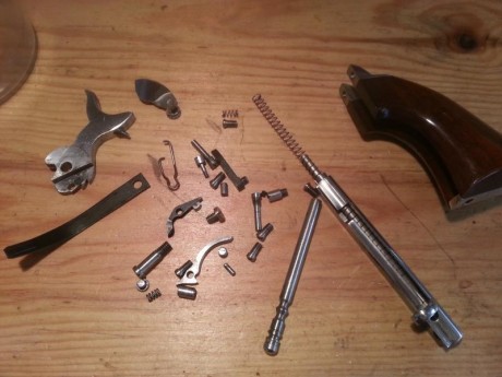 TODO RESERVADO!!!!!!!!!!!!!!
Vendo vainas del 45 LC  y cachas originales de revolver Cattleman de Uberti 01