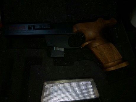 Un amigo vende dos pistolas:

-Benelli MP95 cal.22, en impecable estado, menos de 500 disparos. Cargador 00