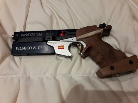 Un amigo vende esta MORINI CM 22 M con cacha para zurdos  TALLLA S. Tiene muy pocos tiros, el arma esta 00