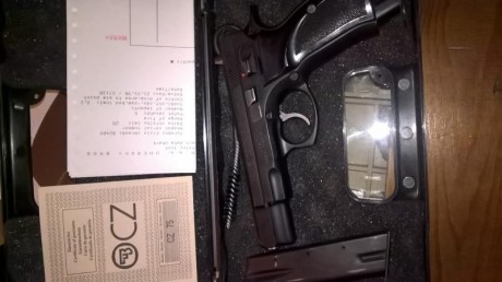 Vendo CZ 75 B como nueva. Con dos cargadores. Accesorios y caja originales, incluidos útiles de limpieza 02