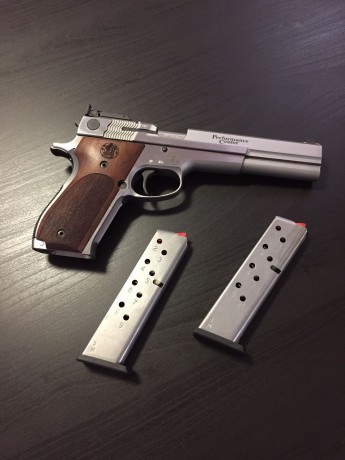 Se vende esta pistola de 9 mm.

Se trata de una Smith&Wesson 952-2 Performance Center.

Tiene dos 02