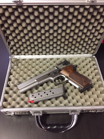 Se vende esta pistola de 9 mm.

Se trata de una Smith&Wesson 952-2 Performance Center.

Tiene dos 01