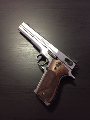 Se vende esta pistola de 9 mm.

Se trata de una Smith&Wesson 952-2 Performance Center.

Tiene dos 00