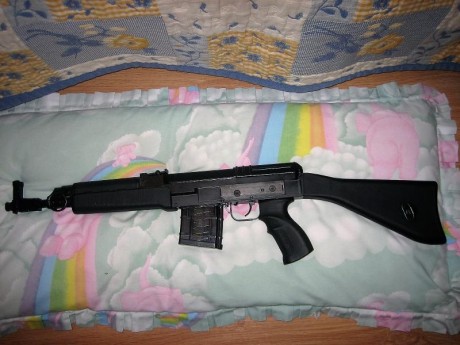 Hola. Vendo este rifle impecable, con muchos accesorios, cargadores de 10 y de 30, bípode original, dos 12
