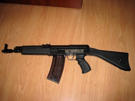 Hola. Vendo este rifle impecable, con muchos accesorios, cargadores de 10 y de 30, bípode original, dos 21