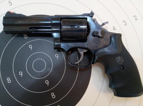 Vendo revólver Smith & Wesson 586 de 4", calibre 38Spl y 357, en buen estado.
Revólver utilizado 01