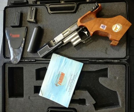 Un amigo vende revolver ASTRA de 3 pulgadas y es ya todo un historico y acero español ya con sus años..los 00