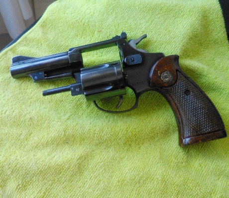 Un amigo vende revolver ASTRA de 3 pulgadas y es ya todo un historico y acero español ya con sus años..los 11