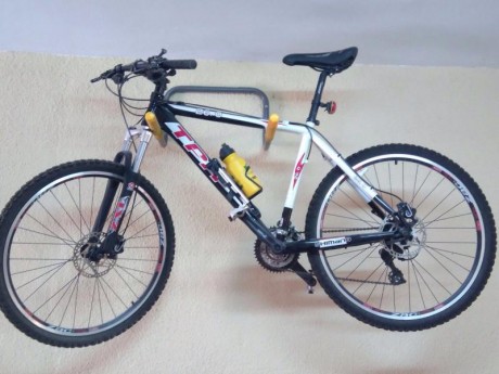 Cambio bicicleta de montaña como nueva, con las cubiertas primeras que tuvo casi sin desgaste. Freno hidráulico, 00