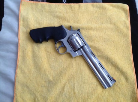 Hola a todos.
Vendo revólver Colt Anconda en buen estado.
Con el arma se entregan 3 juegos de cachas y 12