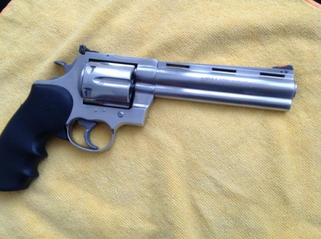 Hola a todos.
Vendo revólver Colt Anconda en buen estado.
Con el arma se entregan 3 juegos de cachas y 11