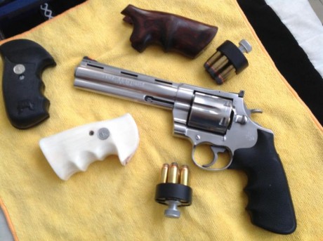 Hola a todos.
Vendo revólver Colt Anconda en buen estado.
Con el arma se entregan 3 juegos de cachas y 21