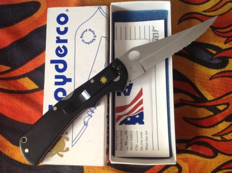 Hola a todos:

Pongo a la venta esta navaja de la marca Spyderco. Modelo descatalogado hace años, la pieza 02