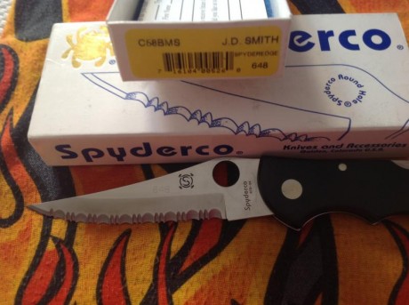 Hola a todos:

Pongo a la venta esta navaja de la marca Spyderco. Modelo descatalogado hace años, la pieza 01