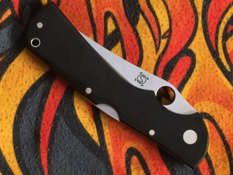 Hola a todos:

Pongo a la venta esta navaja de la marca Spyderco. Modelo descatalogado hace años, la pieza 00