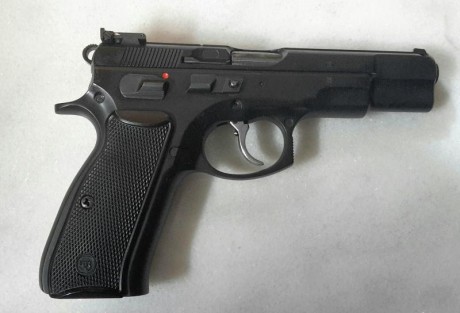 Hola amigos! ya que se muestran tantas armas buenas creo que a los propietarios de una cz 75 se nos tendría 10