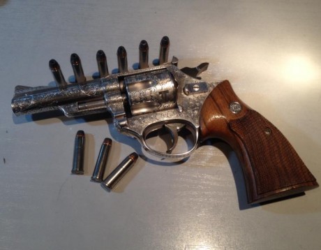 Vendo revolver Astra unceta 357 Magnum de 4 pulgadas, esta grabado entero y bañado en plata, muy poco 01