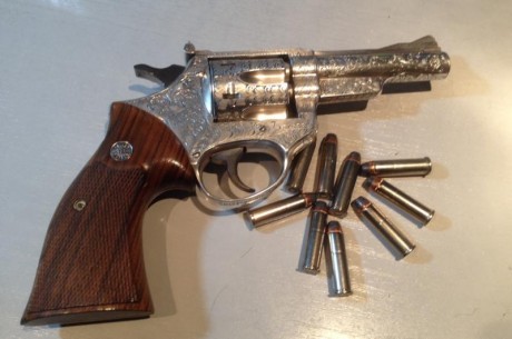 Vendo revolver Astra unceta 357 Magnum de 4 pulgadas, esta grabado entero y bañado en plata, muy poco 00