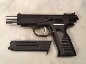 Hola a todos los foreros!

Un compañero del club, que no se lleva muy bien con esta plataforma, me pide 01