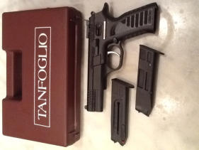 Hola a todos los foreros!

Un compañero del club, que no se lleva muy bien con esta plataforma, me pide 00