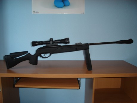 Bien,es calibre 4,5,el visor es un 3-9x40,y la bocacha se la he modificado,le he montado la de una Gamo 02