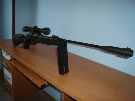Bien,es calibre 4,5,el visor es un 3-9x40,y la bocacha se la he modificado,le he montado la de una Gamo 01
