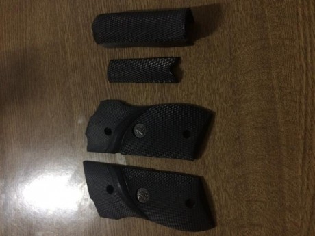 Hola

Compro cacha Pachmayr de Goma,  NO DE MADERA , para pistola Smith & Wesson modelo 39.

Saludos. 70