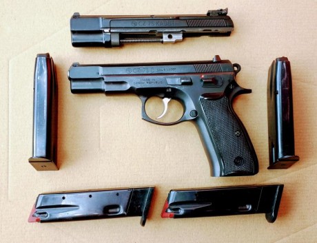 Se vende CZ 75B, con kit del 22, dos cargadores de cada calibre y maletín. Excelente estado. 
Se puede 00