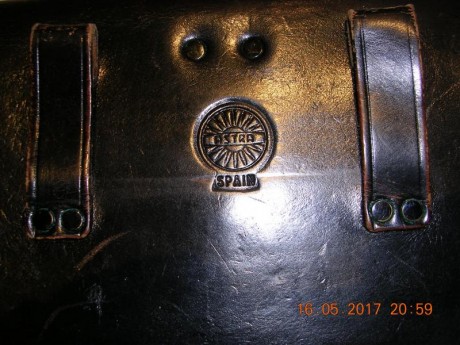 Dos fundas de la Guerra Civil, amabas con baqueta, se usaban para llevar de manera discreta el arma y 00