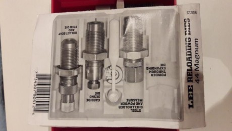 Se vende die lee 44 magnum en buen estado y caja de 72 puntas del mismo calibre , gastos de envío a cargo 01