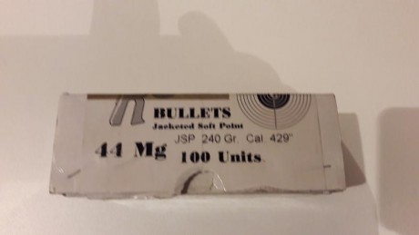 Se vende die lee 44 magnum en buen estado y caja de 72 puntas del mismo calibre , gastos de envío a cargo 00