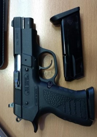 Hola amigos, un compañero busca un arma pequeña para porte de paisano, tipo revolver de 2 pulgadas o pistola 80