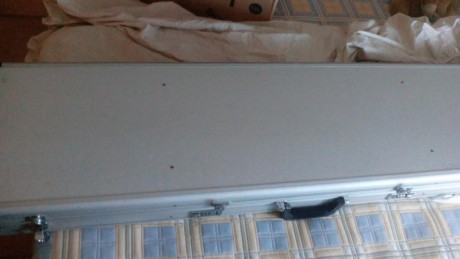 Con combinación numérica para bloqueo de cerradura. Muy resistente. En buenas condiciones.

Medidas: 12x35x134 02