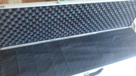 Con combinación numérica para bloqueo de cerradura. Muy resistente. En buenas condiciones.

Medidas: 12x35x134 01