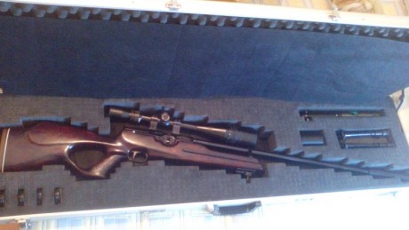 Con combinación numérica para bloqueo de cerradura. Muy resistente. En buenas condiciones.

Medidas: 12x35x134 00