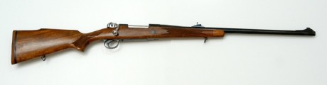  de factura sudafricana preparado para caza en llanuras.
Cañón semipesado con recámara match.
Acción mauser 02