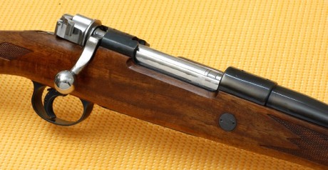  de factura sudafricana preparado para caza en llanuras.
Cañón semipesado con recámara match.
Acción mauser 01