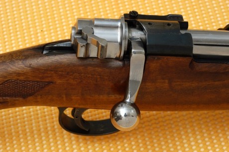  de factura sudafricana preparado para caza en llanuras.
Cañón semipesado con recámara match.
Acción mauser 00