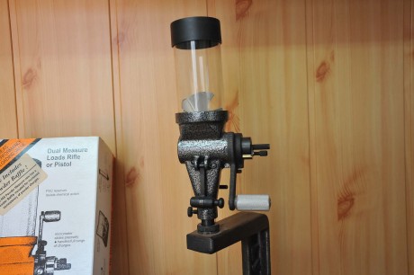  Vendido, muchas gracias a todos 

Vendo dosificador Lyman #55 con su soporte para tenerlo en la mesa.
Todo 01