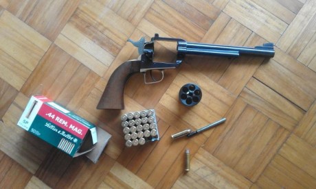Vendo revolver Super Dakota, calibre 44 Mag., en perfecto estado estético, mecanico y funcional.
Se puede 12