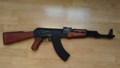 Vendo REPRODUCCIÓN de AK 47 Kalashnikov marca Denix (made in Spain).

En perfecto estado, sin golpes ni 02