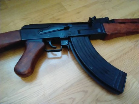 Vendo REPRODUCCIÓN de AK 47 Kalashnikov marca Denix (made in Spain).

En perfecto estado, sin golpes ni 11