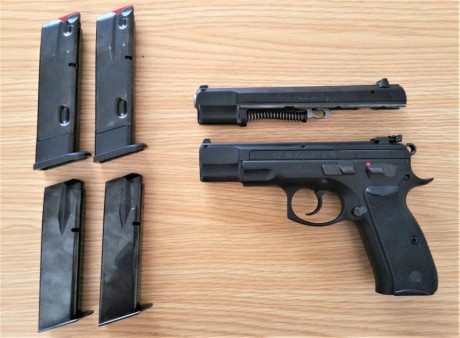 Vendo CZ-75B + Conversor Cal.22, en perfecto estado, pocas tiradas, Barcelona.
Todo el conjunto 550 euros.
 02