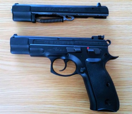 Vendo CZ-75B + Conversor Cal.22, en perfecto estado, pocas tiradas, Barcelona.
Todo el conjunto 550 euros.
 01