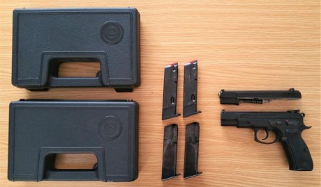 Vendo CZ-75B + Conversor Cal.22, en perfecto estado, pocas tiradas, Barcelona.
Todo el conjunto 550 euros.
 00