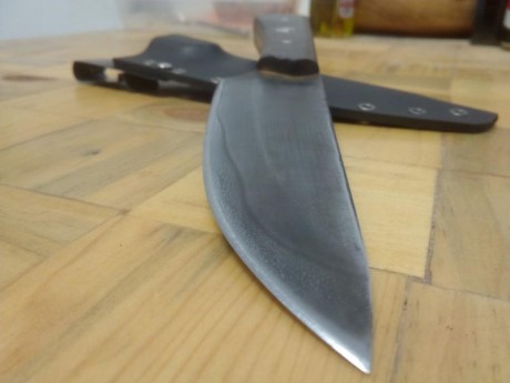 26cm de longitud total
15cm de hoja
4mm de grosor
Empuñadura de ziricote
Funda de kydex con clip para 00