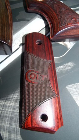 Estoy interesado en la compra de unas Cachas originales Colt Custom Shop de lujo para 1911 , que no sean 20