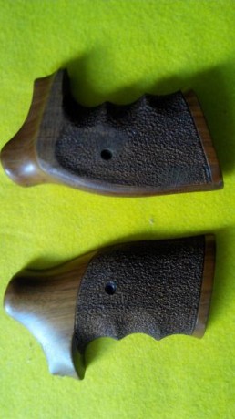 Vendo esta cacha  del revolver Smith & Wesson.
55 euros portes incluidos.
 IMG_20170524_122128.jpg 01