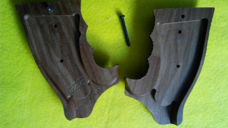 Vendo esta cacha  del revolver Smith & Wesson.
55 euros portes incluidos.
 IMG_20170524_122128.jpg 00