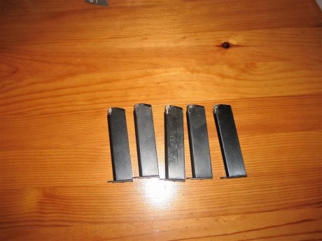 Hola. Vendo este lote de 5 cargadores. 100€ portes incluidos a la península. Están en Asturias 00